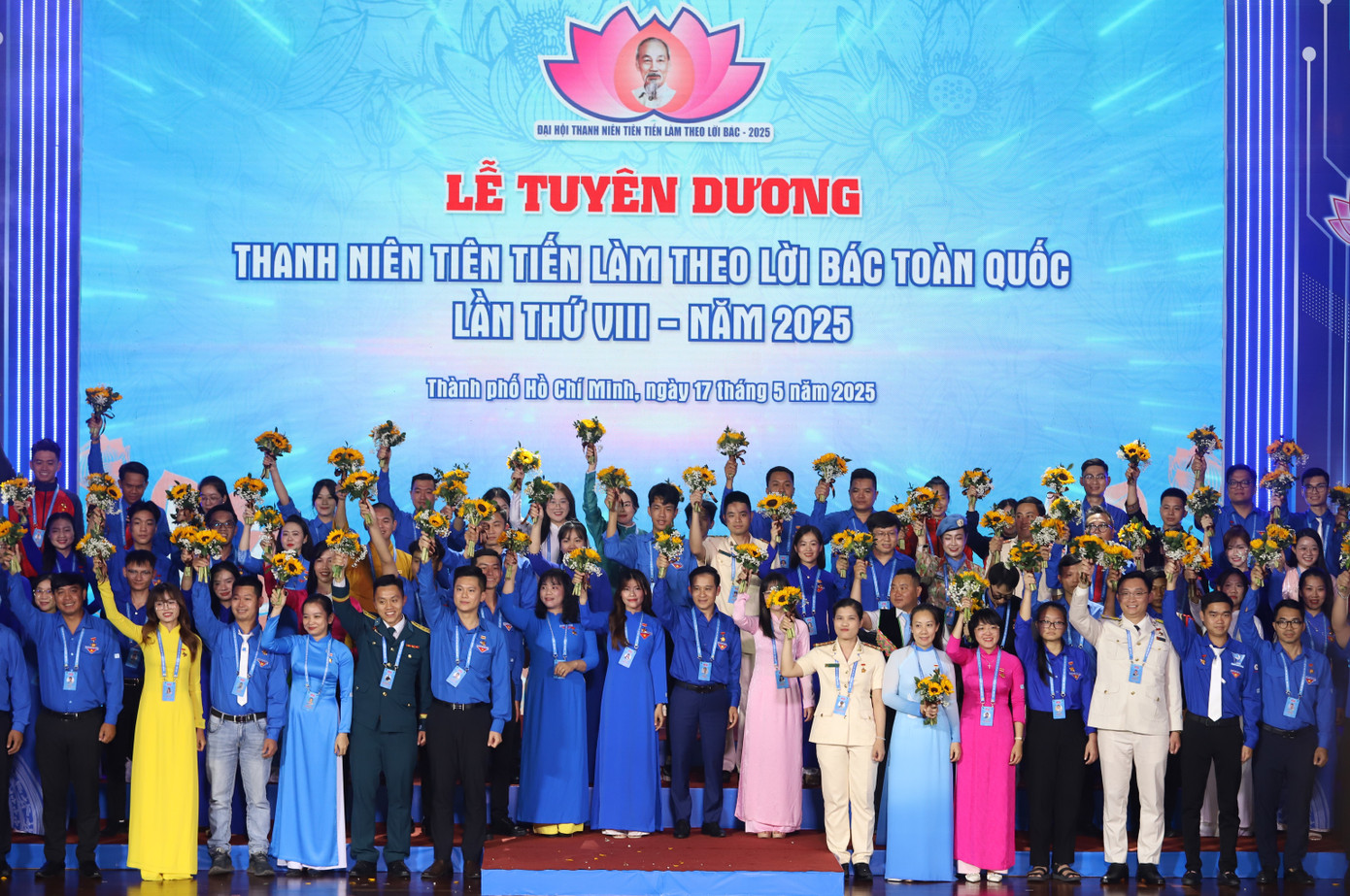 80 gương Thanh niên tiên tiến làm theo lời Bác tiêu biểu toàn quốc tại buổi tuyên dương.