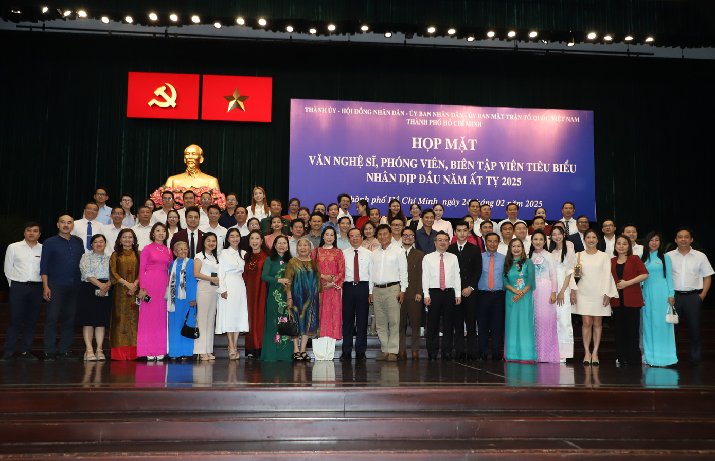Các cán bộ lãnh đạo TPHCM chụp ảnh lưu niệm với các văn nghệ sĩ, phóng viên, biên tập viên. Ảnh: Ngô Tùng. Các cán bộ lãnh đạo TPHCM chụp ảnh lưu niệm với các văn nghệ sĩ, phóng viên, biên tập viên. Ảnh: Ngô Tùng.