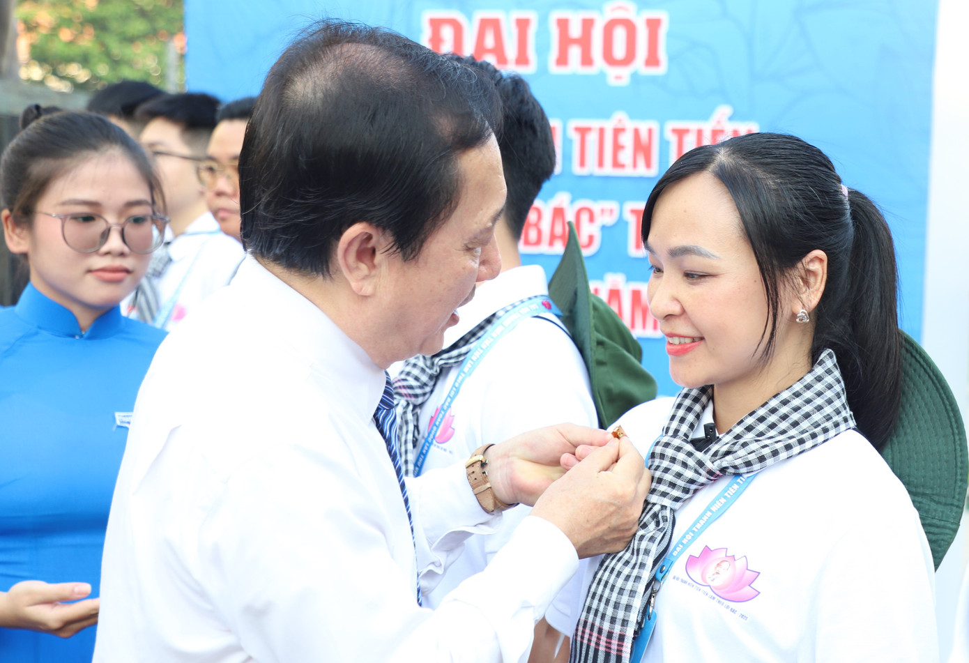 Phó trưởng Ban Tuyên giáo và Dân vận Trung ương Huỳnh Thành Đạt trao Huy hiệu “Thanh niên tiên tiến làm theo lời Bác” cho các bạn trẻ tiêu biểu.