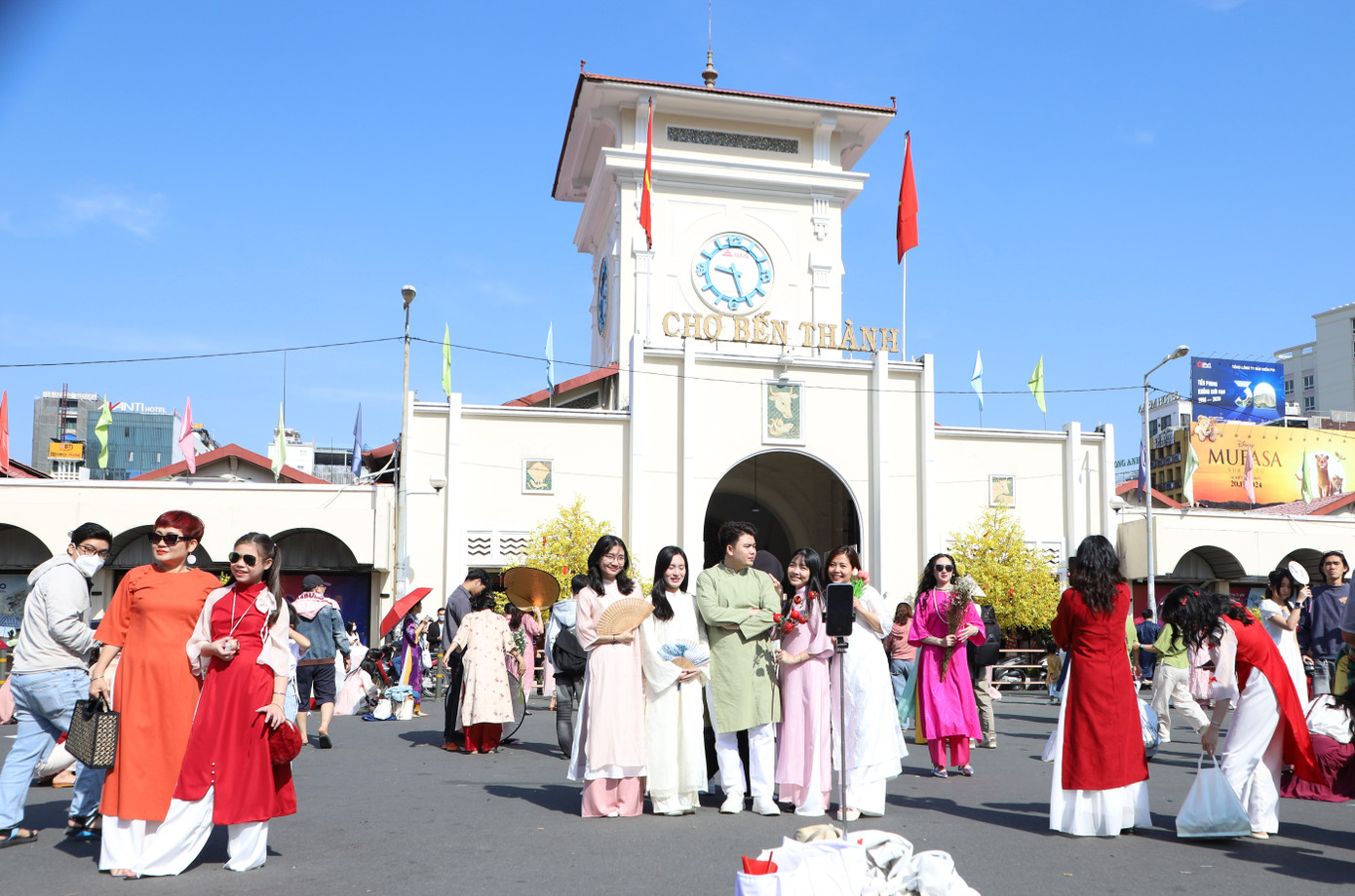 Những ngày này, không gian phía trước chợ Bến Thành (quận 1) nhộn nhịp cả ngày thu hút nhiều người dân và du khách đến chụp ảnh với cảnh trí mùa xuân.