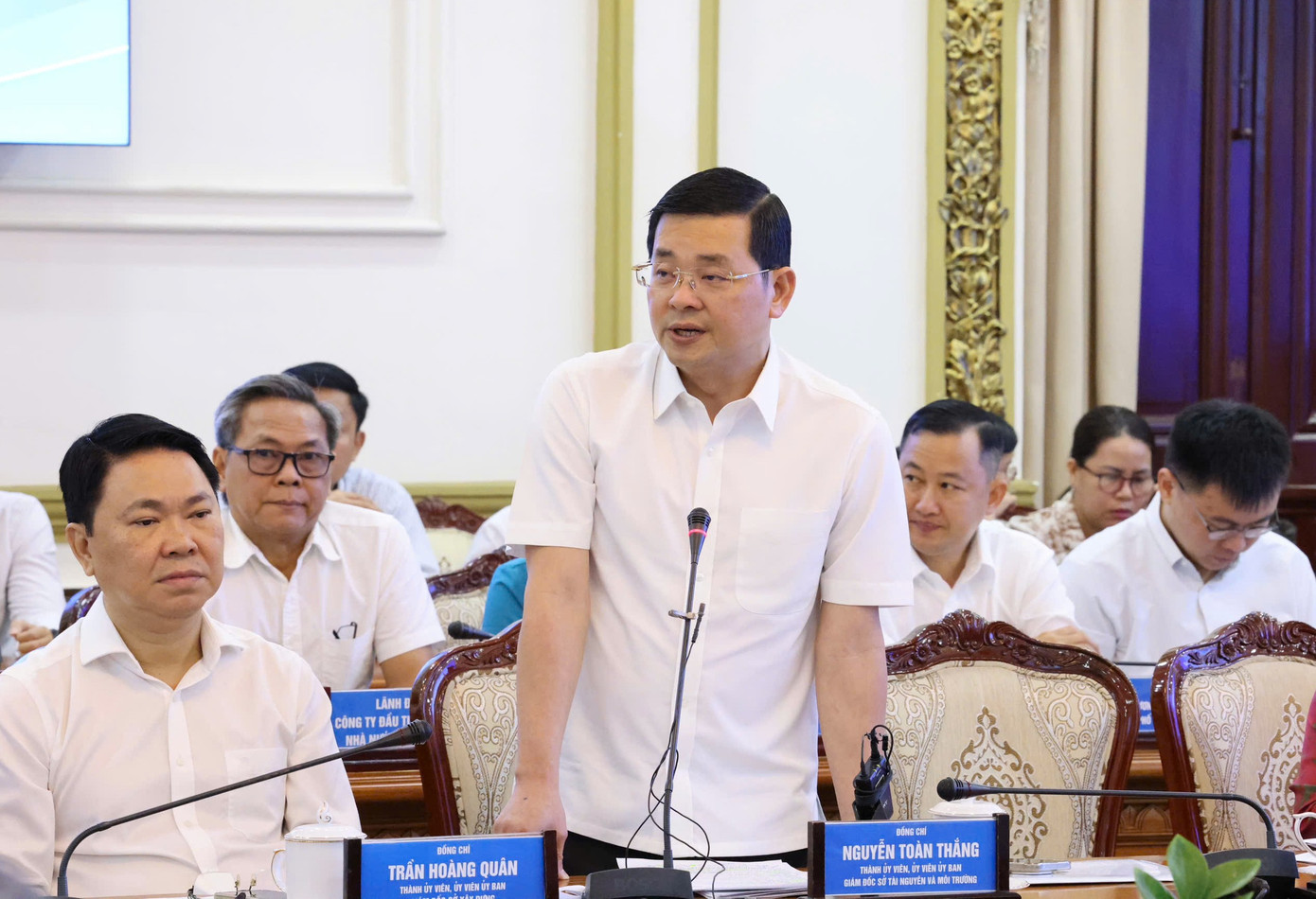 Giám đốc Sở Tài nguyên và Môi trường Nguyễn Toàn Thắng trao đổi tại phiên họp. Ảnh: Trung tâm Báo chí TPHCM.