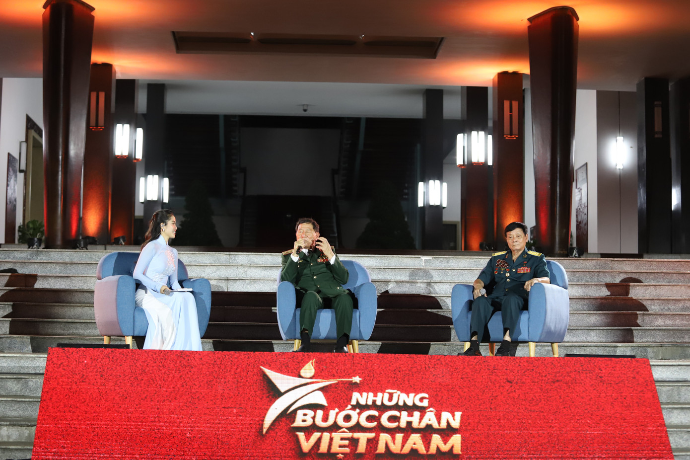 Cũng trong không khí sôi nổi hướng đến ngày lễ trọng đại của đất nước, ngay tại Dinh Độc Lập, các cơ quan, ban ngành của Trung ương và TPHCM đã tổ chức nhiều chương trình nghệ thuật, chương trình giao lưu tiếp lửa truyền thống với sự tham dự của chính những người anh hùng làm nên những chiến thắng vẻ vang trong lịch sử dân tộc ta. Trong ảnh: Chương trình Những bước chân Việt Nam với chủ đề Đường tới hòa bình do Hội Cựu chiến binh Việt Nam phối hợp Đài truyền hình TPHCM tổ chức mới đây.
