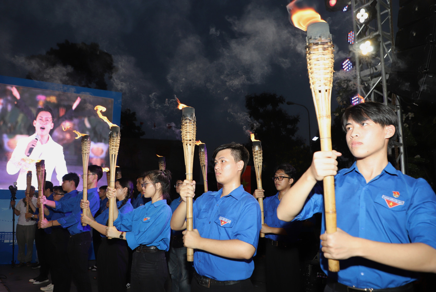 Tuổi trẻ luôn khắc ghi những cống hiến, hy sinh xương máu của các thế hệ cha ông. Tuổi trẻ luôn khắc ghi những cống hiến, hy sinh xương máu của các thế hệ cha ông.