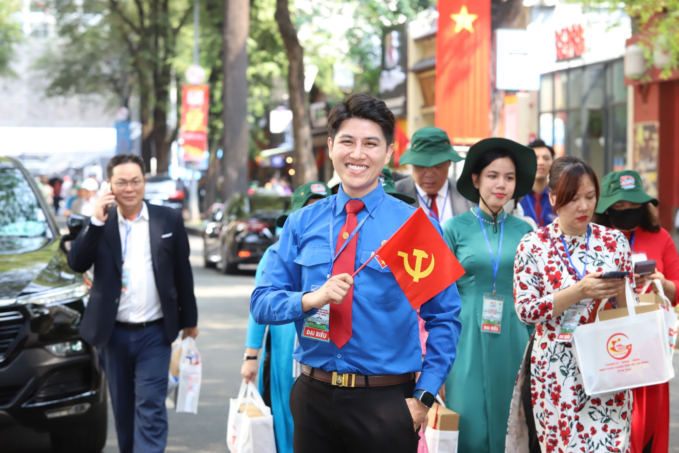 Đến dự đại lễ kỷ niệm, anh Nguyễn Khắc Quốc Huy (Bí thư Đoàn phường 8, quận 10, TPHCM) nói bản thân nhận thấy hòa bình của ngày hôm nay rất đẹp. Chính hòa bình đã cho phép thế hệ trẻ như anh có cơ hội học tập, sáng tạo và phấn đấu cho một tương lai tươi sáng hơn. “Nhiệm vụ của thế hệ trẻ trong kỷ nguyên mới, kỷ nguyên vươn mình của dân tộc càng thêm cao cả. Chúng tôi hiểu rằng xây dựng và bảo vệ Tổ quốc gắn liền với việc học tập và đổi mới. Do đó, thanh niên thế hệ mới không ngừng trau dồi tri thức khoa học, công nghệ và rèn luyện bản lĩnh vững vàng”, anh Quốc Huy chia sẻ.