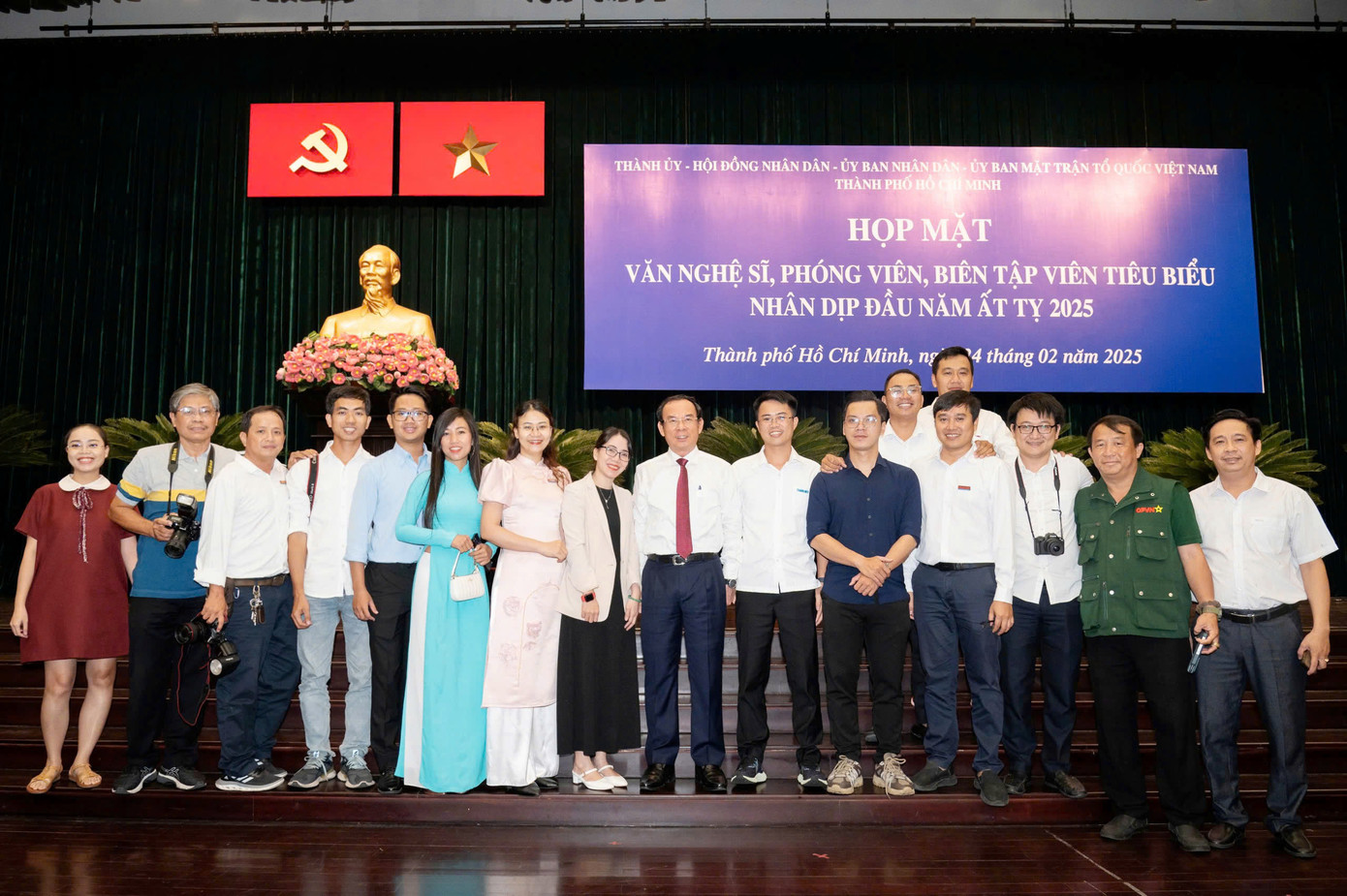 Đội ngũ phóng viên các cơ quan báo chí TPHCM và Trung ương tại buổi họp mặt với lãnh đạo TPHCM nhân dịp đầu xuân Ất Tỵ.