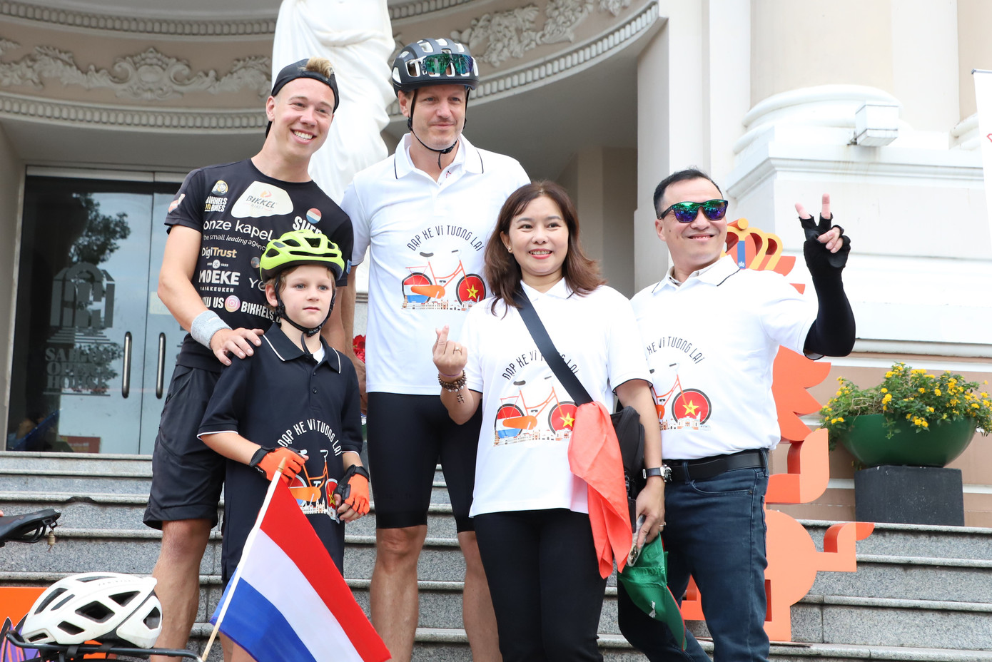 Từ lúc tập trung tại điểm xuất phát (Nhà hát Thành phố) cho đến cuối hành trình đạp xe, Rick và Sven được nhiều người trong đoàn cởi mở chia sẻ, chụp hình lưu niệm trong không khí thân tình, ấm áp.