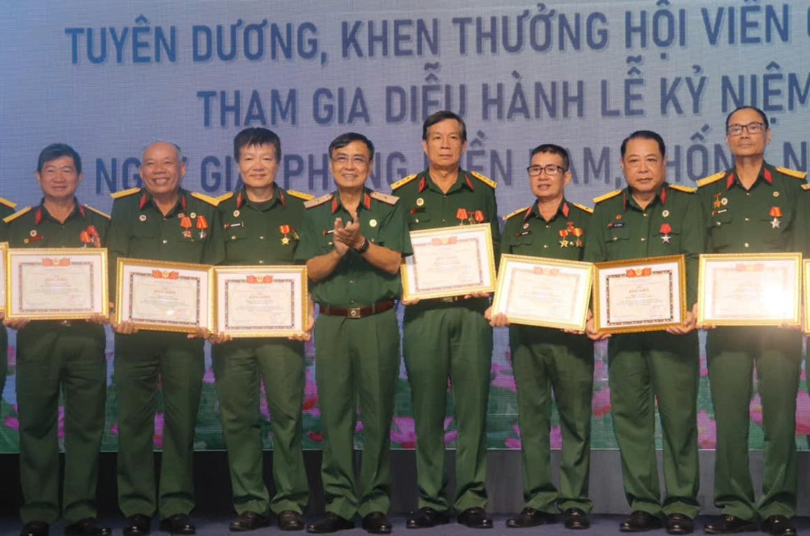 Chủ tịch Hội Cựu chiến binh TPHCM Nguyễn Minh Hoàng trao bằng khen tới các cá nhân.