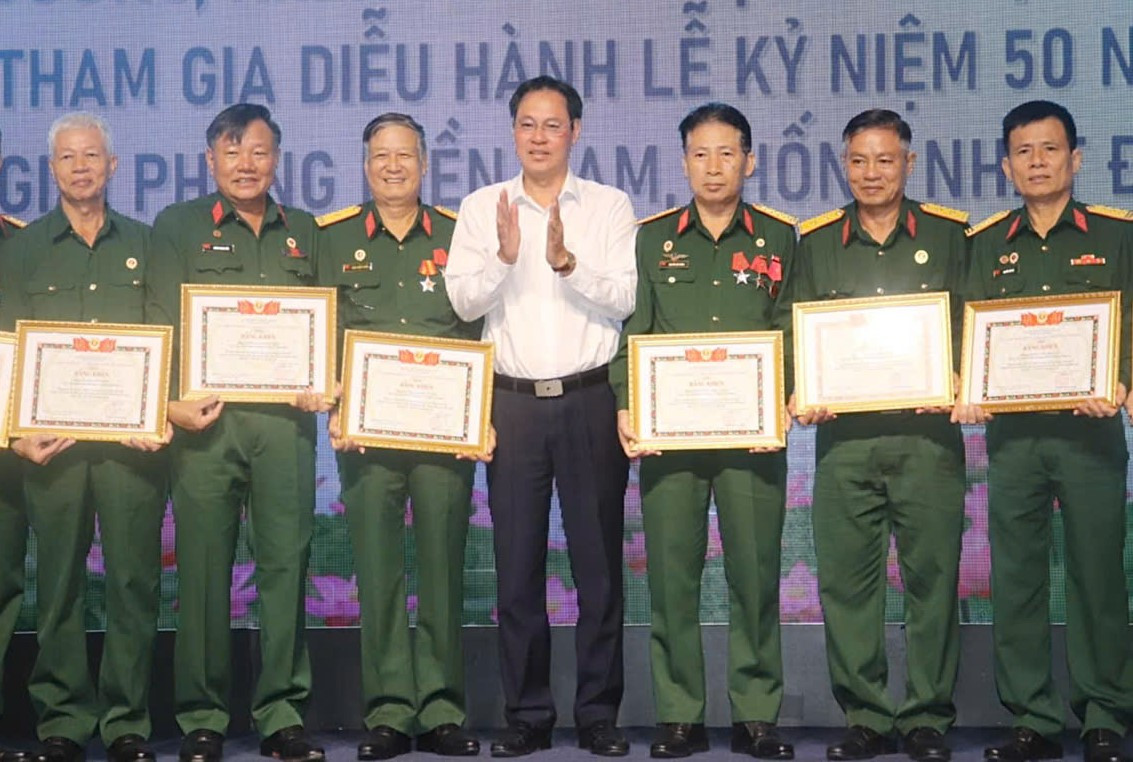 Phó Chủ tịch Thường trực Ủy ban MTTQ Việt Nam TPHCM Nguyễn Thành Trung trao bằng khen đến các cá nhân. Ảnh: Cẩm Tuyết