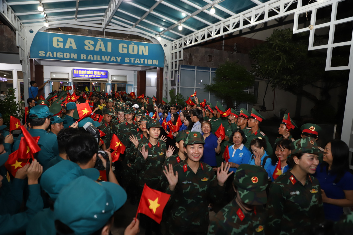 Các cô gái thuộc khối Nữ chiến sĩ Biệt động cùng lên đường làm nhiệm vụ.