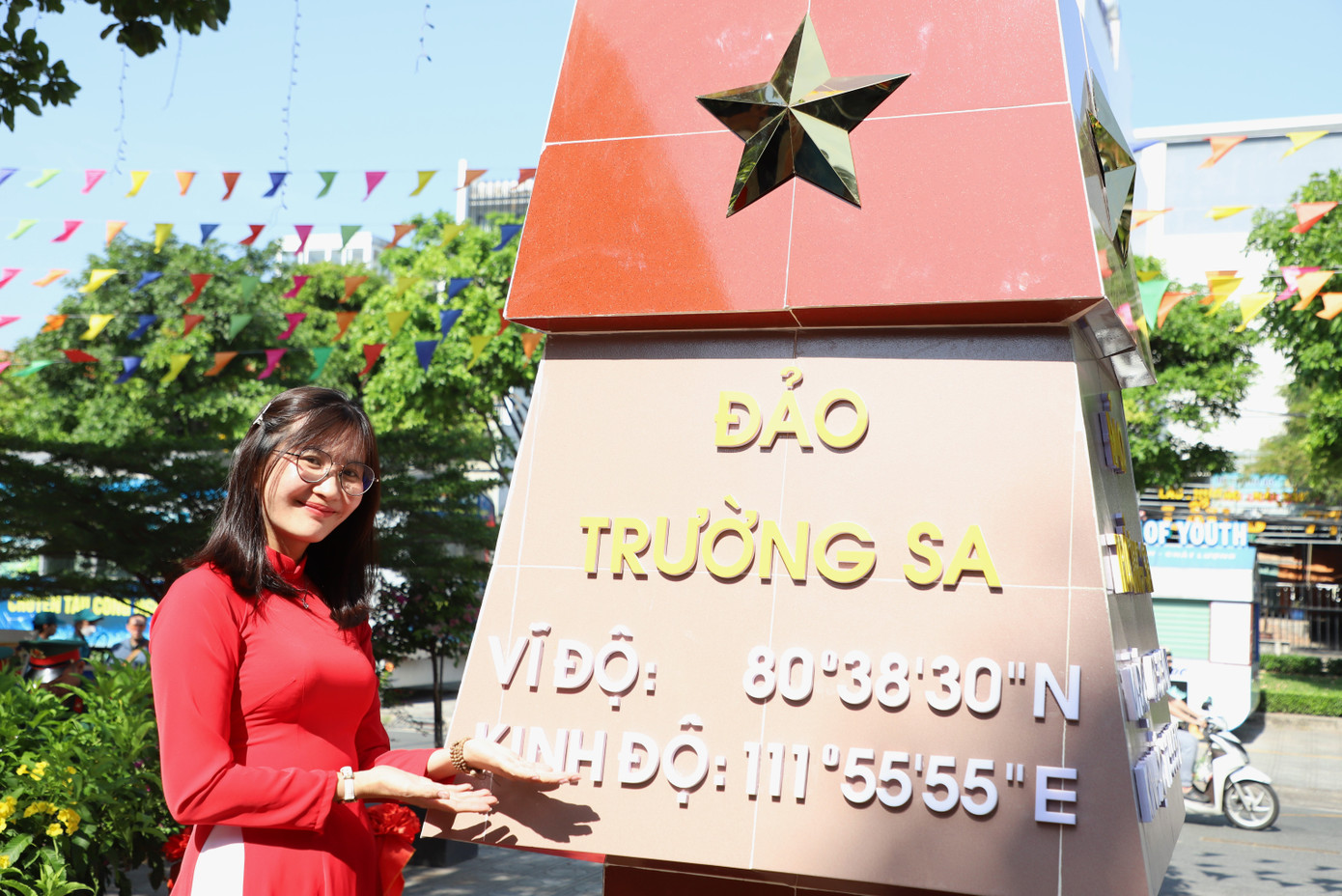 Các đại biểu, bạn trẻ chụp ảnh lưu niệm bên biểu tượng cột mốc chủ quyền đảo Trường Sa. Đảo Trường Sa (hay còn gọi là đảo Trường Sa Lớn) thuộc quần đảo Trường Sa, tỉnh Khánh Hòa.