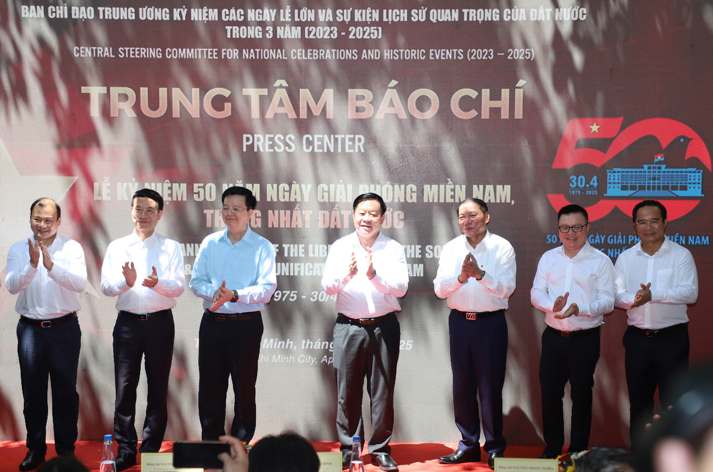 Thực hiện nghi thức khánh thành Trung tâm báo chí.