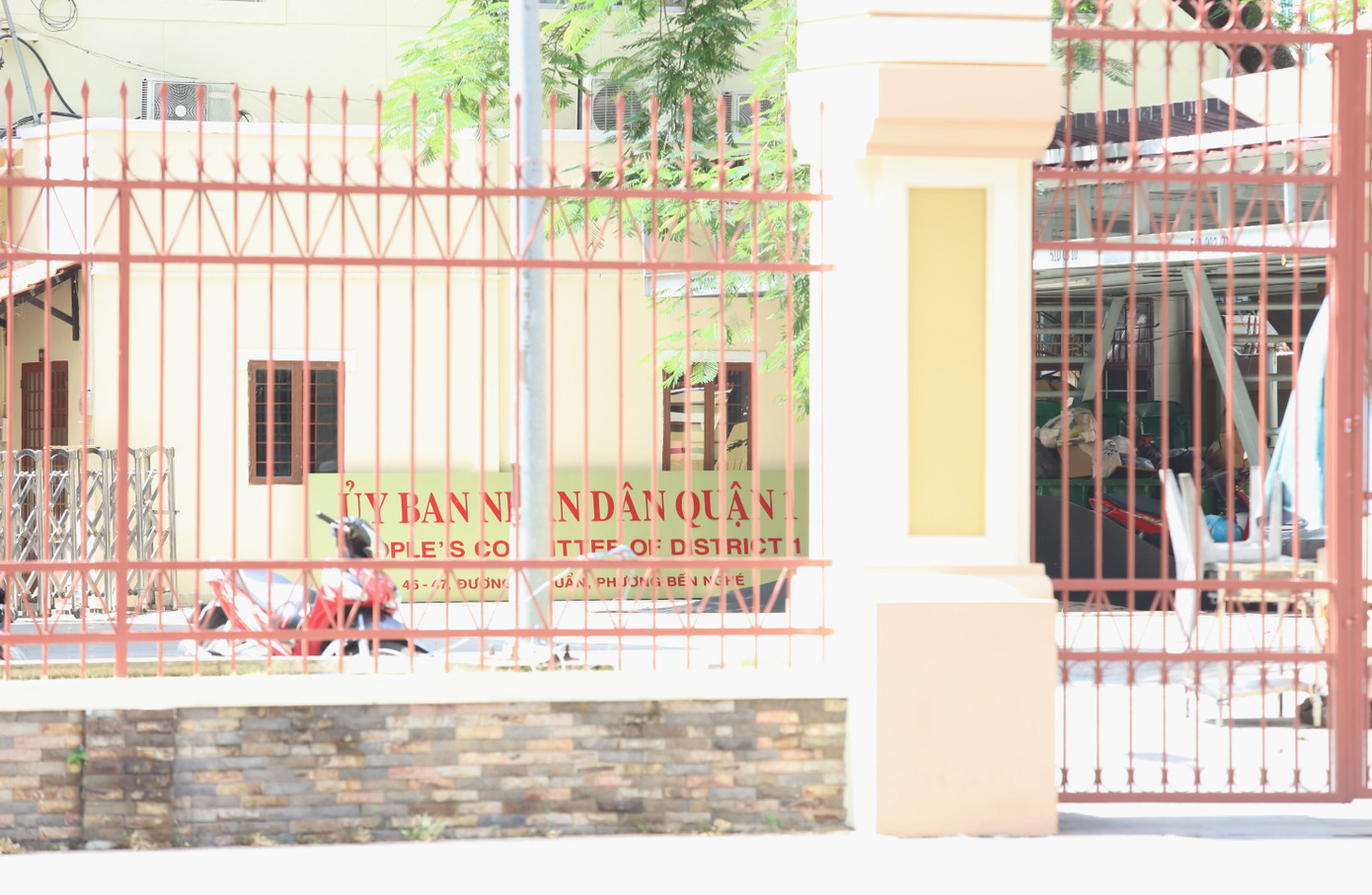 Bảng tên trụ sở UBND quận 1 đã được hạ xuống, kết thúc thời kỳ hoạt động của đơn vị hành chính cấp huyện.