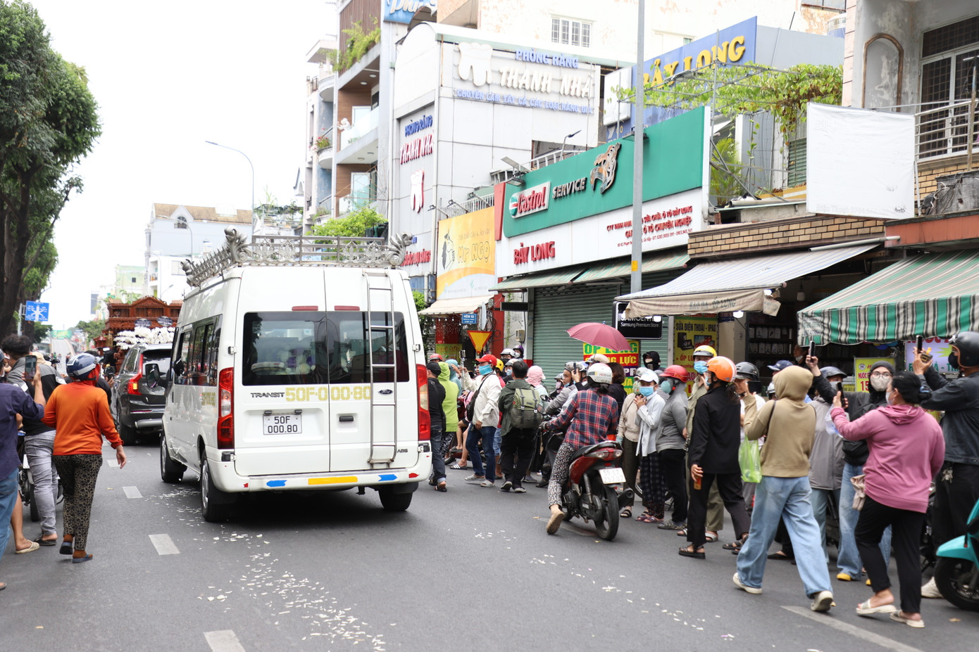 Bà con chạy theo xe chở linh cửu để chào Quý Bình lần cuối. Bà con chạy theo xe chở linh cửu để chào Quý Bình lần cuối.