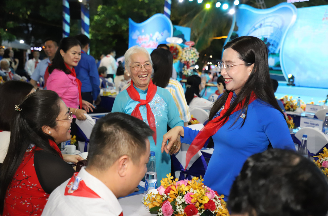 Lãnh đạo Trung ương Đoàn, TPHCM thăm hỏi lãnh đạo Hội đồng Đội, Nhà Thiếu nhi TPHCM các thời kỳ. Ảnh: Ngô Tùng
