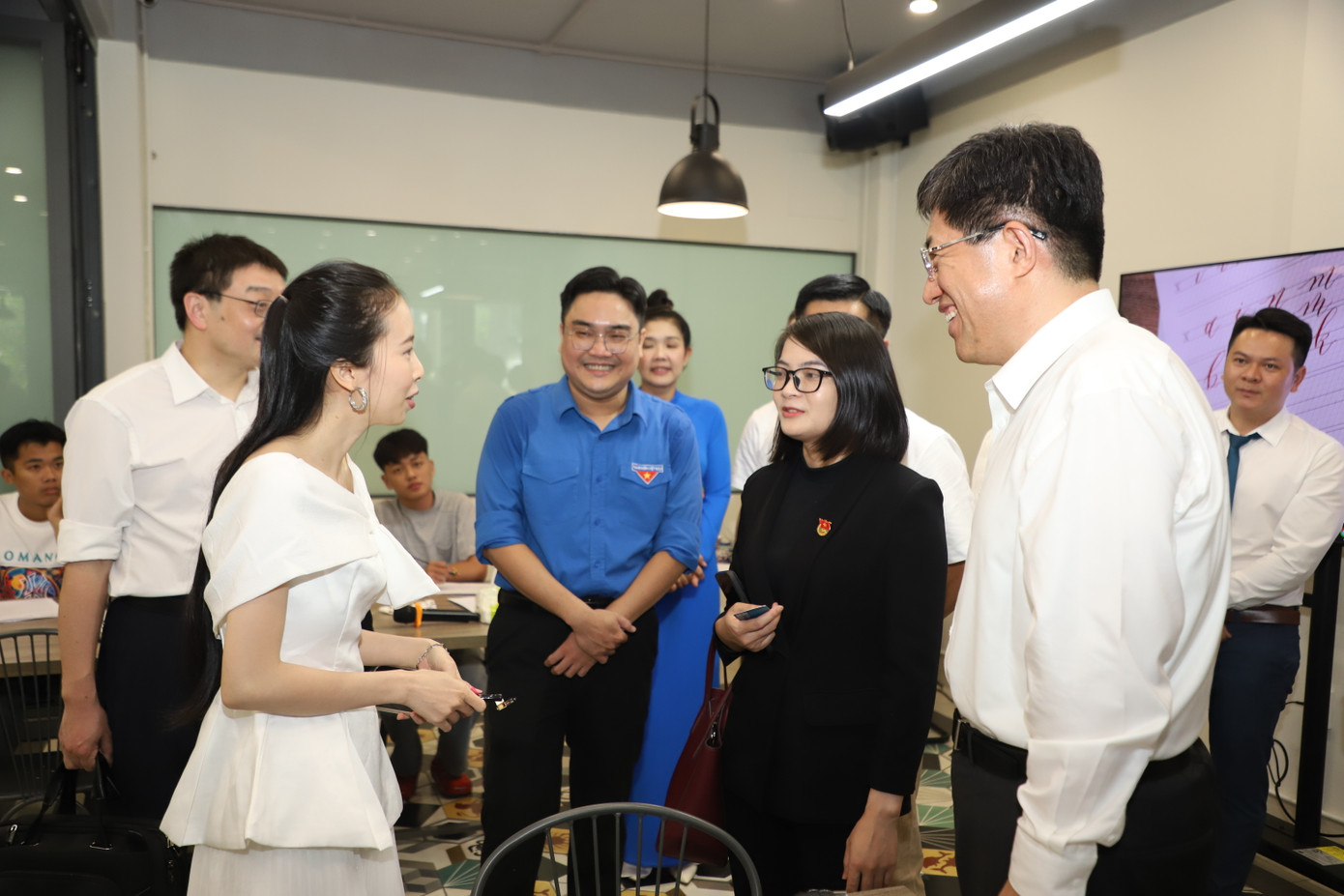 Đoàn đại biểu tìm hiểu lớp học viết thư pháp của người trẻ. Đoàn đại biểu tìm hiểu lớp học viết thư pháp của người trẻ.