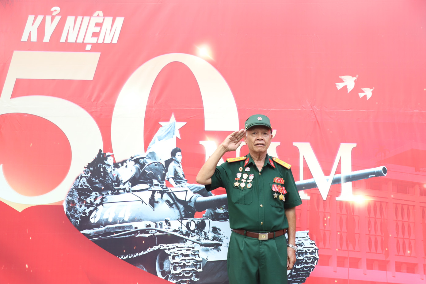 Bác Lê Minh Phúc (nguyên chiến sĩ Đoàn 232, Sư đoàn 8, Quân khu 8 - nay là Quân khu 9) cùng người thân, thế hệ trẻ phấn khởi đến dự buổi ra mắt công trình. Người cựu chiến binh này từng tham gia Chiến dịch Hồ Chí Minh, đánh chiếm cơ sở địch trong ngày 30/4/1975.