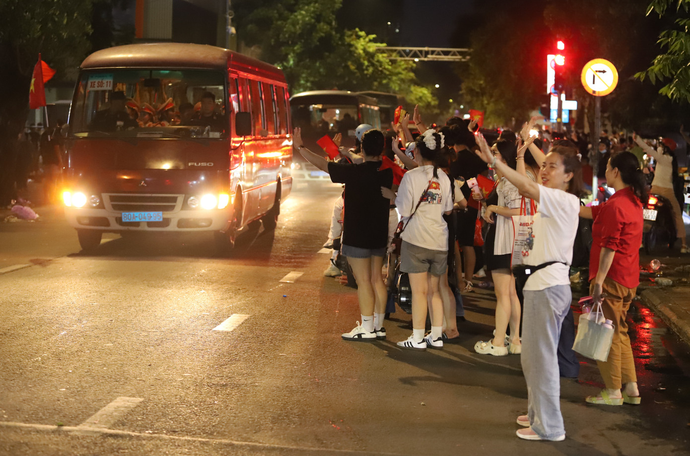 Các bạn trẻ nồng nhiệt vẫy chào đoàn xe chở các chiến sĩ thuộc các khối tham gia diễu binh, diễu hành.