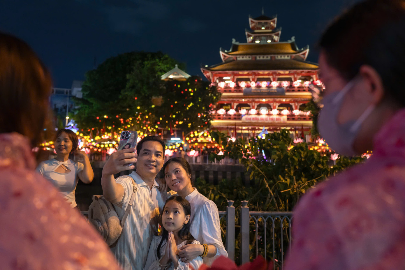 Nhiều gia đình đưa con em đến dự lễ hội. Ảnh: Văn Trung