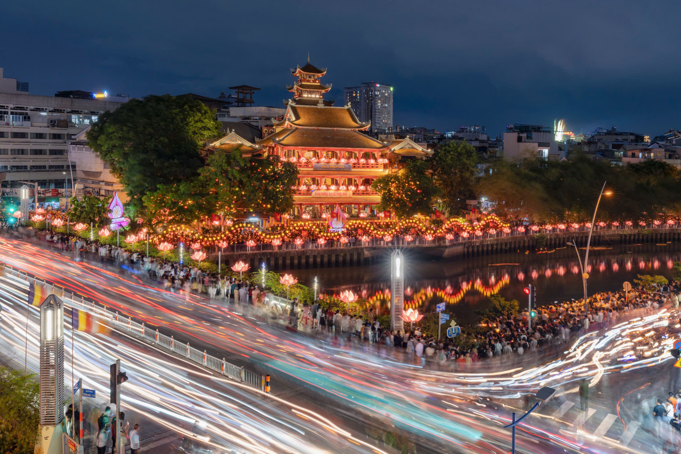 Tối 9/5, đông đảo người dân, phật tử đã đổ về chùa Pháp Hoa (phường 14, quận 3, TPHCM) để dự đêm hội hoa đăng nhân mùa Phật đản Phật lịch 2569 - Dương lịch 2025. Ảnh: Văn Trung