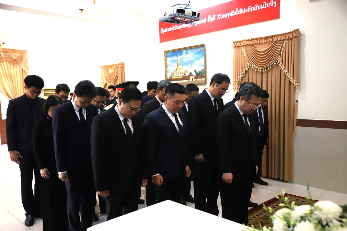 Đoàn đại biểu TPHCM viếng đồng chí Đại tướng Khamtay Siphandone tại Tổng Lãnh sự quán Lào tại TPHCM. Ảnh: Ngô Tùng