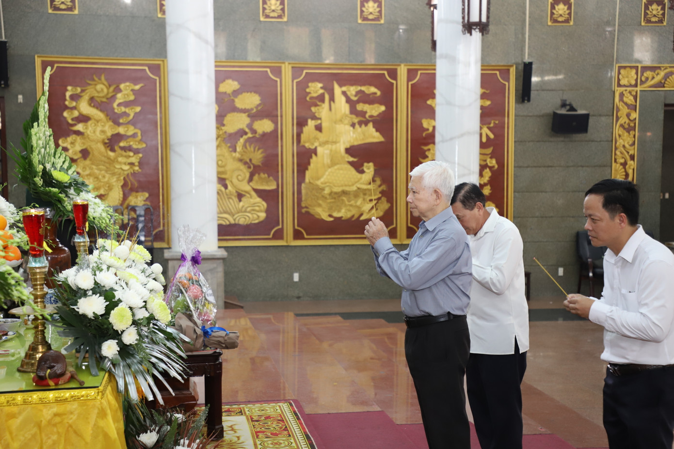 Nguyên Chủ tịch nước Nguyễn Minh Triết thắp hương tiễn biệt nhạc sĩ Lư Nhất Vũ. Ảnh: Ngô Tùng. Nguyên Chủ tịch nước Nguyễn Minh Triết thắp hương tiễn biệt nhạc sĩ Lư Nhất Vũ. Ảnh: Ngô Tùng.