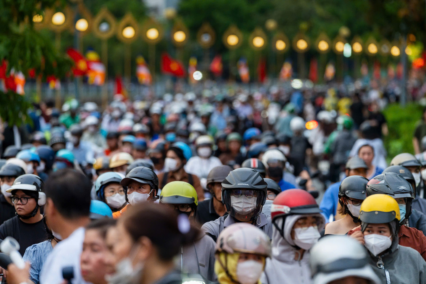 Ngay từ chiều tối, dòng người đông đúc di chuyển trên các cung đường như Lê Văn Sỹ, Trần Quốc Thảo, Hoàng Sa, Trường Sa... và đổ về chùa để cùng hòa vào không khí hân hoan, rộn ràng của buổi lễ.