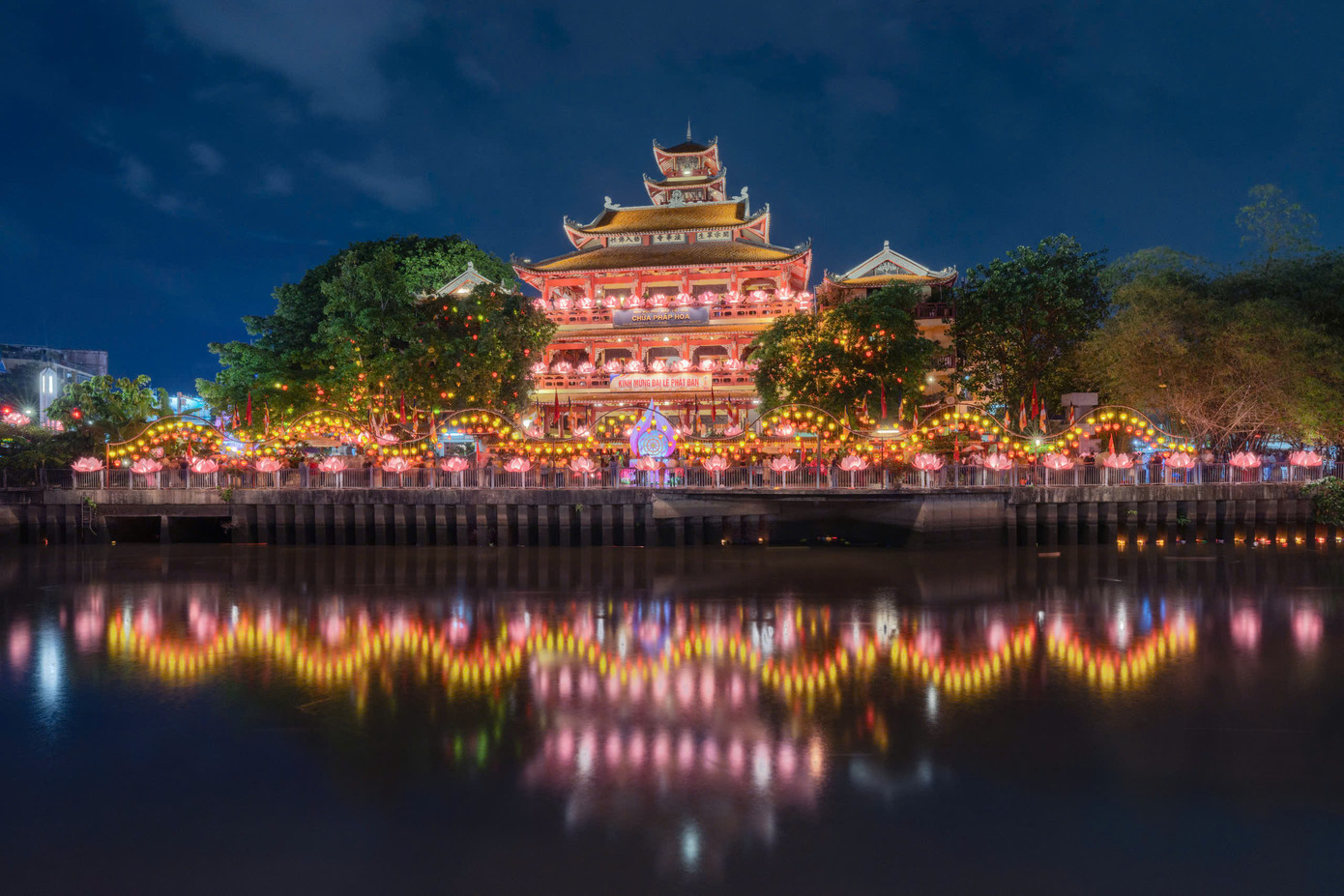 Hàng nghìn hoa đăng tạo nên ánh sáng lấp lánh, lung linh trong đêm hội kính mừng Phật đản.