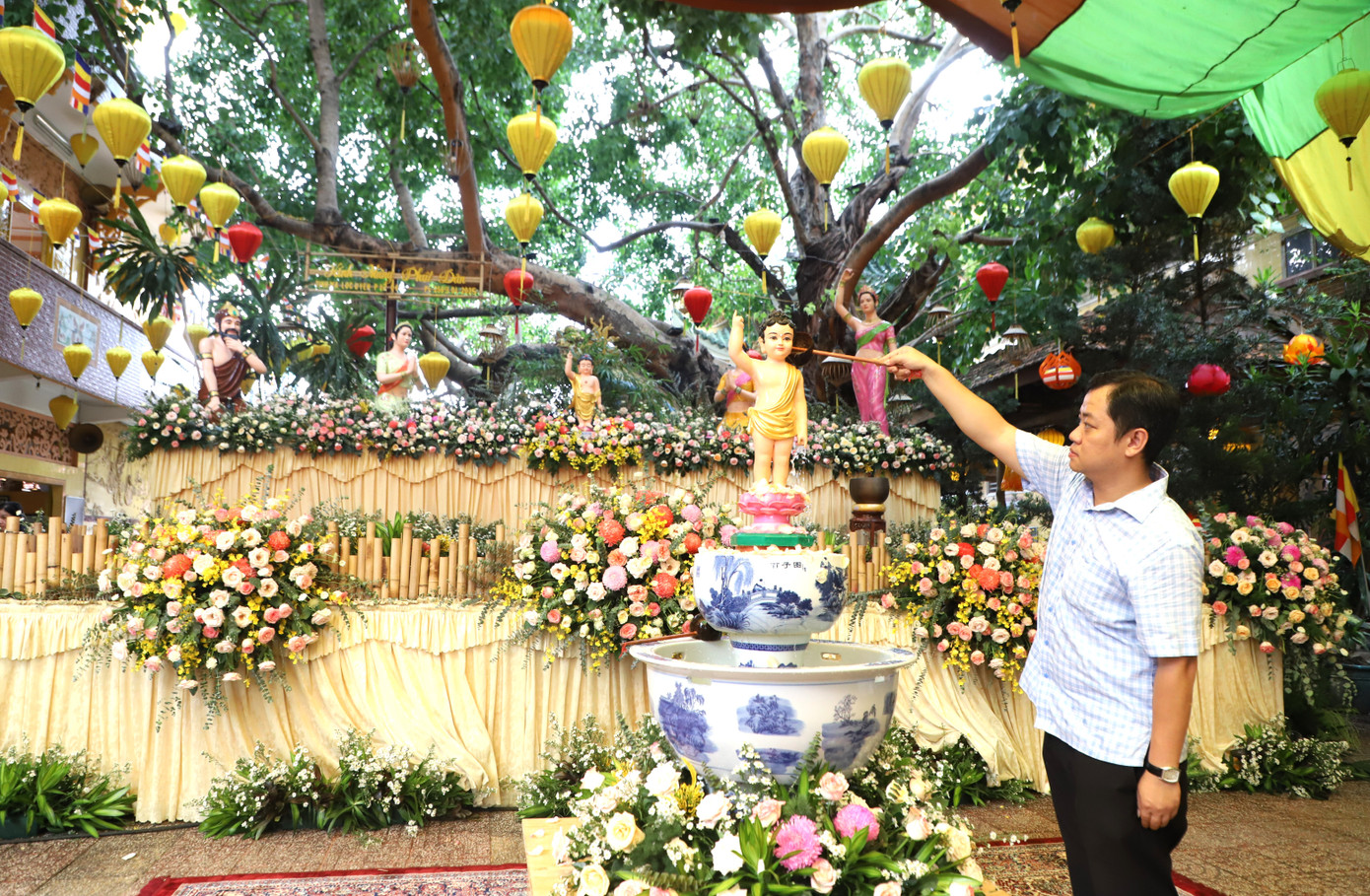 Tại các cơ sở tự viện khác như tịnh xá Lộc Uyển, chùa Tuyền Lâm... không gian lễ đài lễ Phật đản cũng như nghi thức tắm Phật được thiết trí trang trọng nhằm thể hiện sự tôn kính đối với Đức Thế tôn. Ảnh: Ngô Tùng