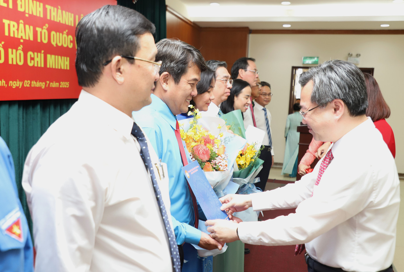 Phó Bí thư Thường trực Thành ủy TPHCM Nguyễn Thanh Nghị trao quyết định cho các nhân sự chủ chốt trong bộ máy MTTQ Việt Nam thành phố. Ảnh: Ngô Tùng Phó Bí thư Thường trực Thành ủy TPHCM Nguyễn Thanh Nghị trao quyết định cho các nhân sự chủ chốt trong bộ máy MTTQ Việt Nam thành phố. Ảnh: Ngô Tùng