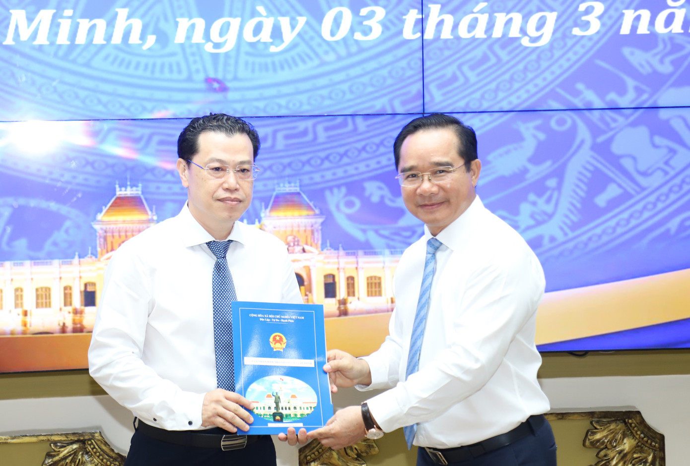 Chủ tịch Nguyễn Văn Được trao quyết định cho ông Trần Bạch Ngọc.