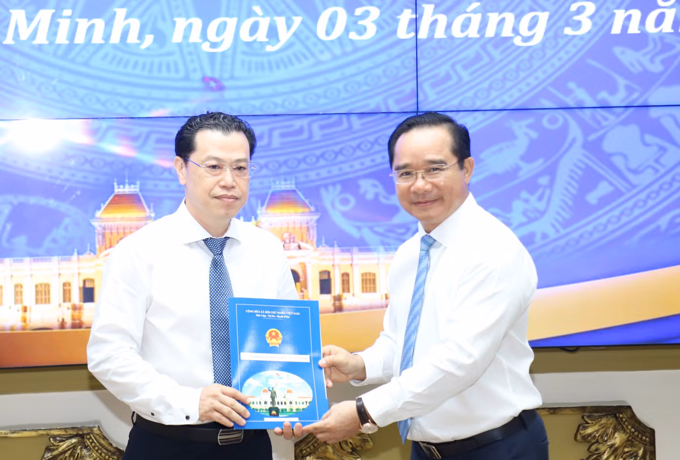 Chủ tịch Nguyễn Văn Được trao quyết định cho ông Trần Bạch Ngọc.