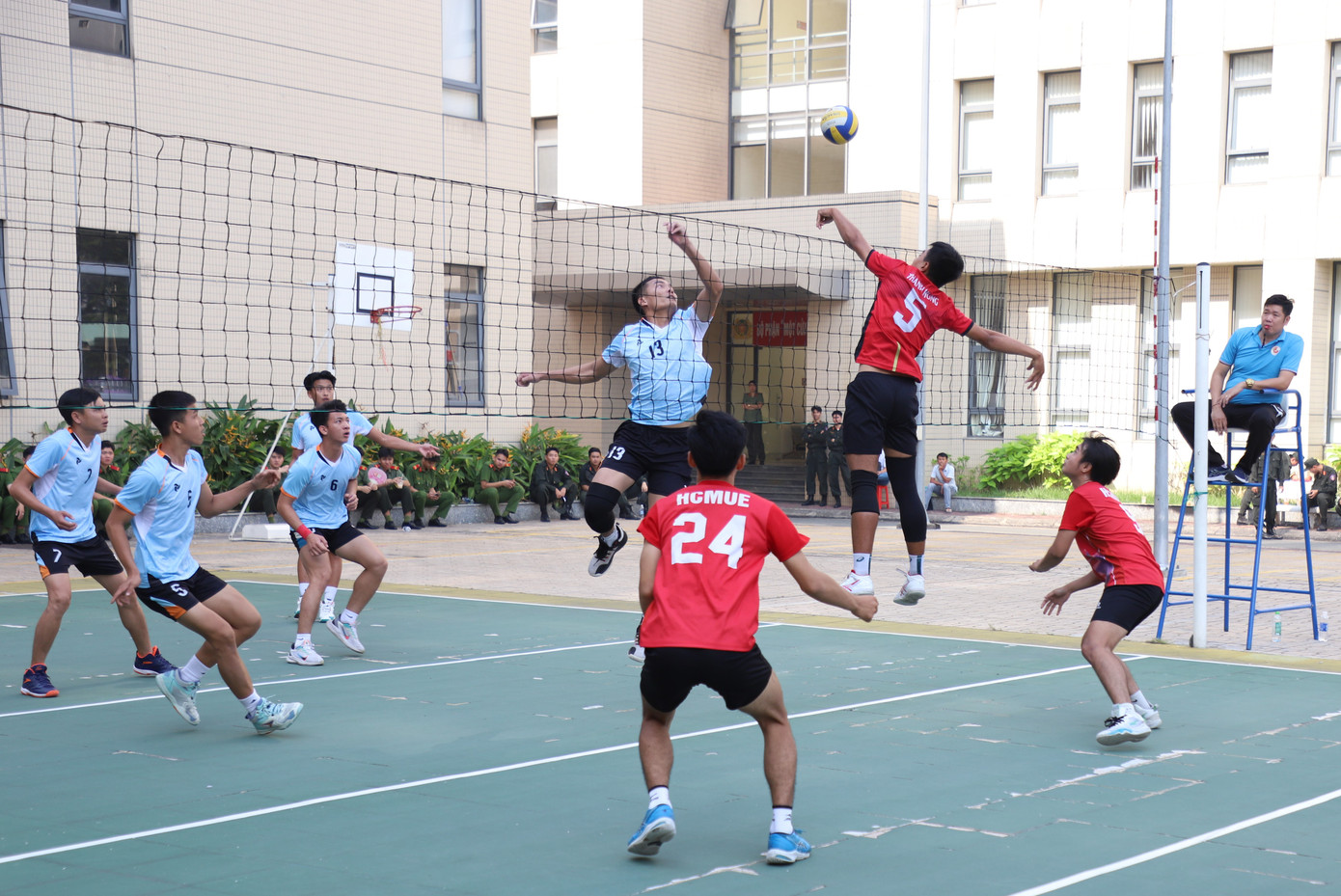 Các hạ sĩ quan, chiến sĩ nghĩa vụ hăng hái tham gia thi đấu giao lưu thể thao. Ảnh: Ngô Tùng