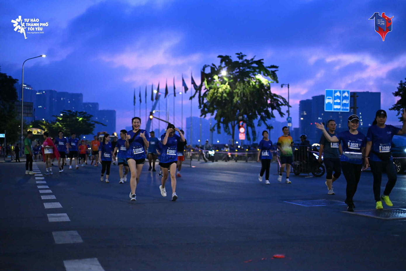 Các vận động viên chuyên nghiệp lẫn không chuyên cùng các nhà báo tham gia giải chạy, với các cự ly: 3,5, 5, 10 và 21km.