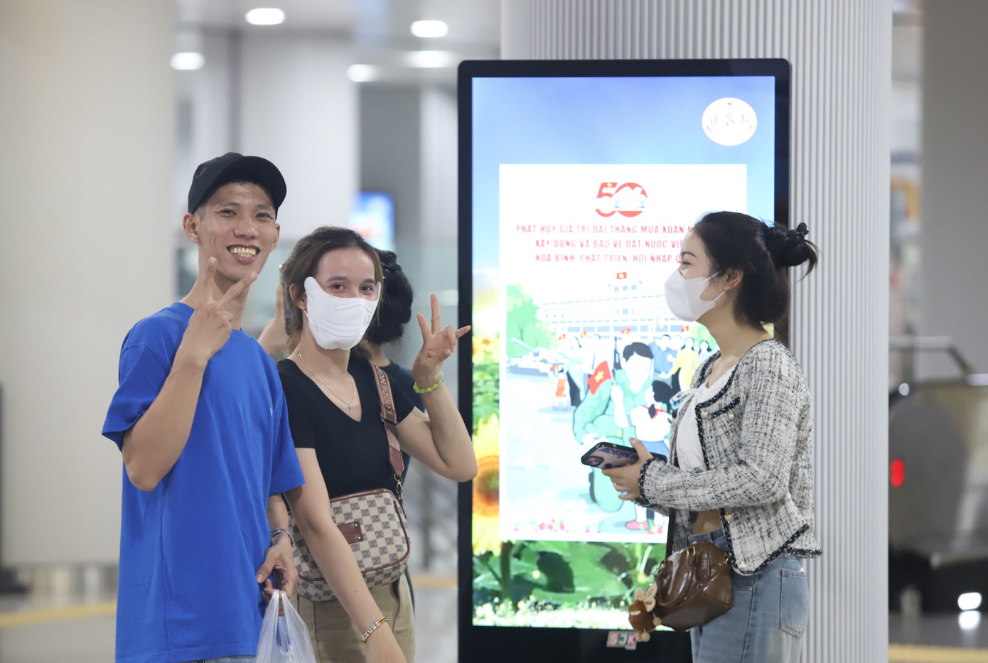 Không gian bên trong ga ngầm Bến Thành là địa điểm yêu thích để mọi người cùng chụp ảnh lưu niệm.