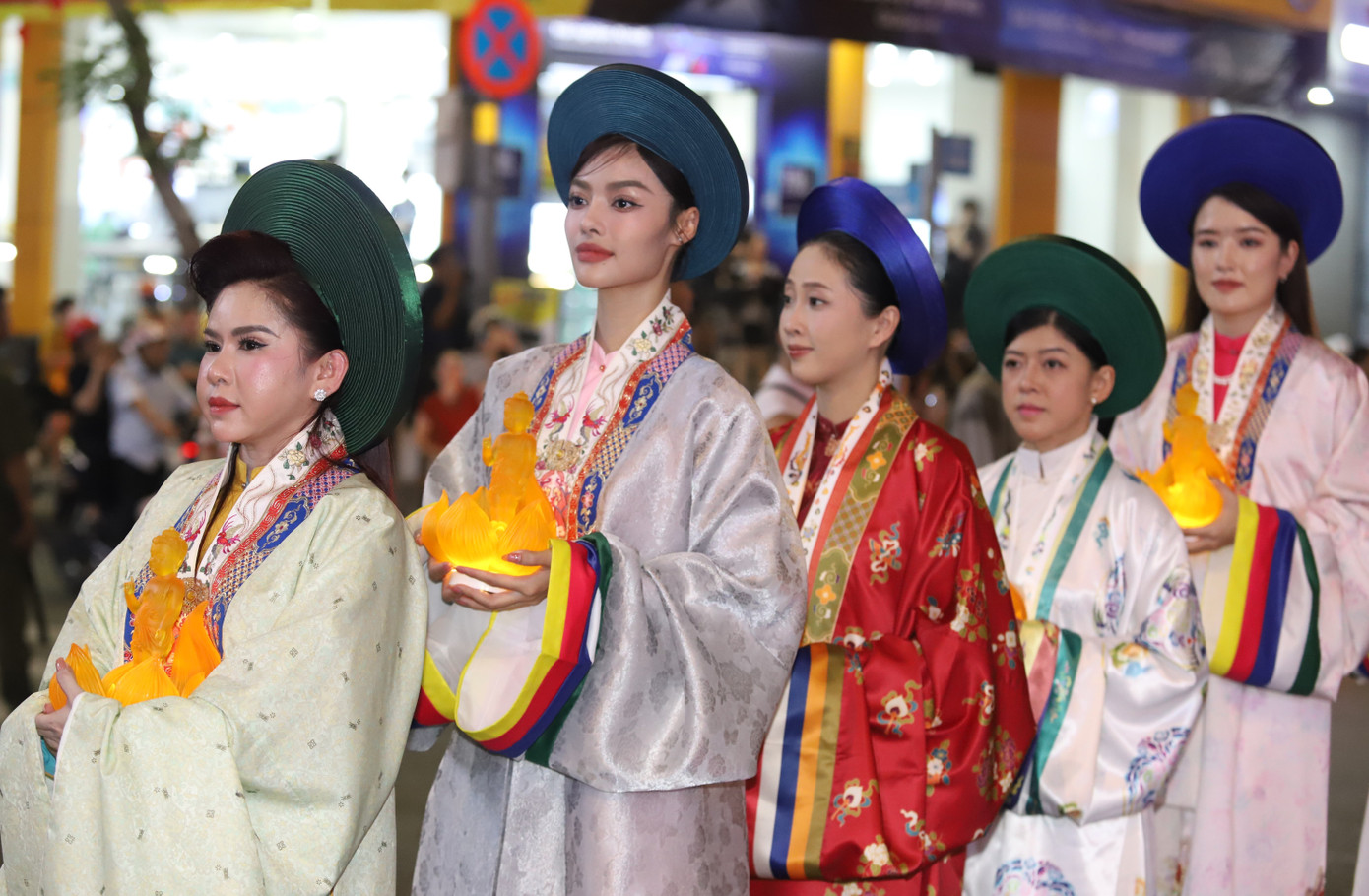 Nghệ sĩ Bình Tinh, Á hậu - ca sĩ Lona Kiều Loan trong đoàn cung rước.