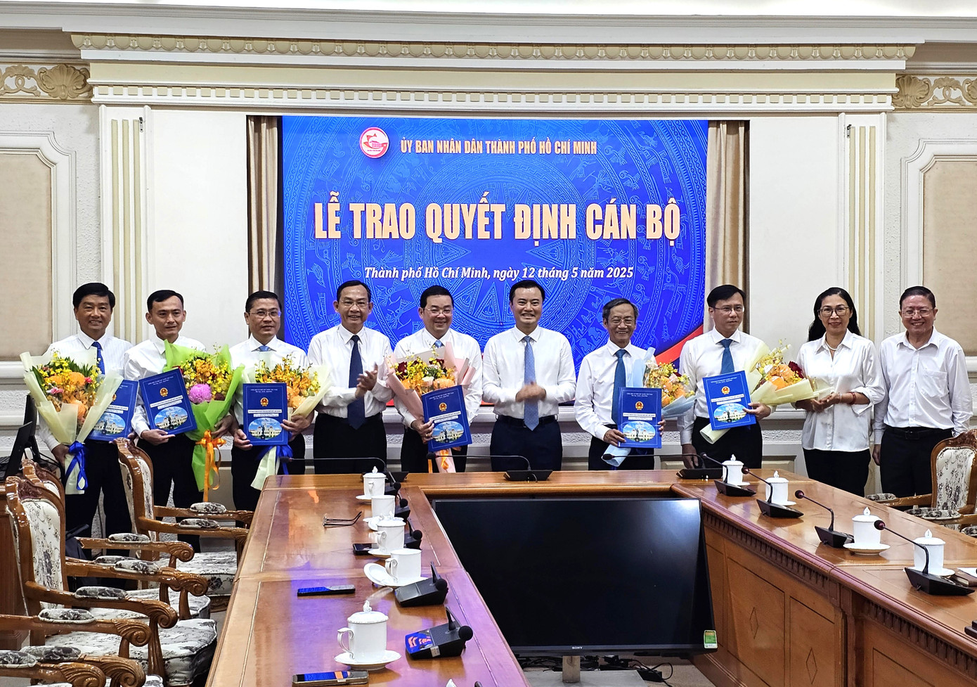 Lãnh đạo TPHCM trao quyết định và hoa chúc mừng các nhân sự chủ chốt Sở Nông nghiệp và Môi trường. Ảnh: SGGP Lãnh đạo TPHCM trao quyết định và hoa chúc mừng các nhân sự chủ chốt Sở Nông nghiệp và Môi trường. Ảnh: SGGP