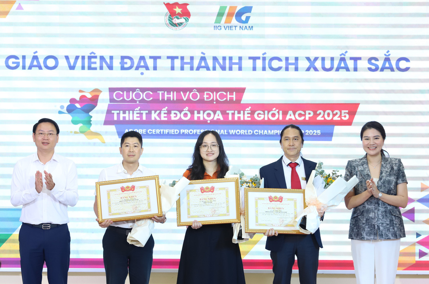 BTC cũng tôn vinh và khen thưởng các giáo viên hướng dẫn xuất sắc. Ảnh: Ngô Tùng BTC cũng tôn vinh và khen thưởng các giáo viên hướng dẫn xuất sắc. Ảnh: Ngô Tùng