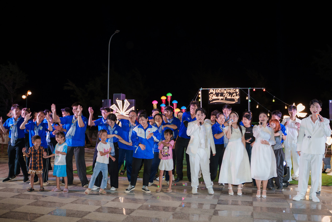 Với sự góp mặt của nhiều người dân, khách du lịch và chiến sĩ tình nguyện, chương trình góp phần lan tỏa giá trị điểm hẹn du lịch đảo Phú Quý. Với sự góp mặt của nhiều người dân, khách du lịch và chiến sĩ tình nguyện, chương trình góp phần lan tỏa giá trị điểm hẹn du lịch đảo Phú Quý.