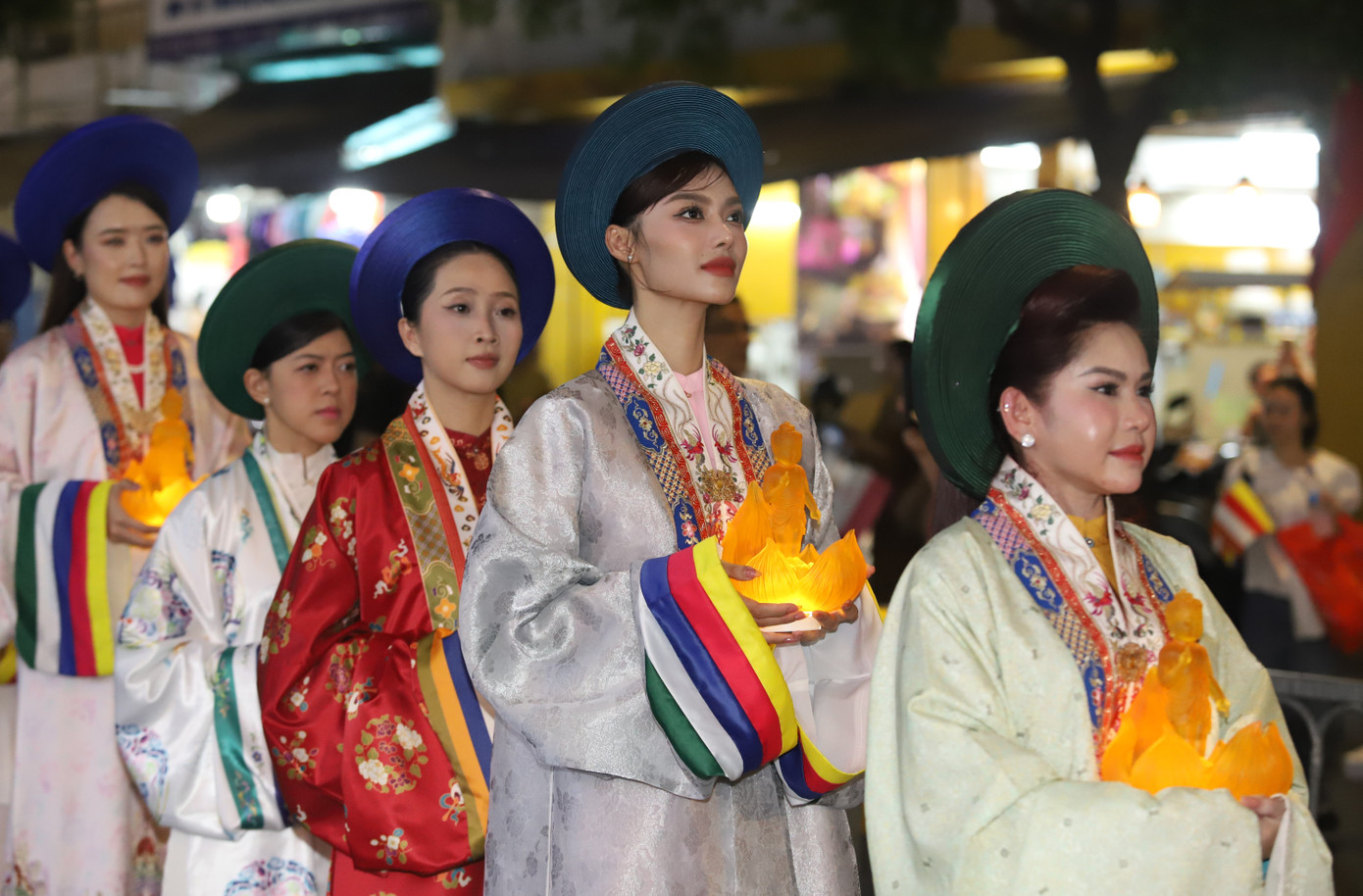Nhiều nam, nữ nghệ sĩ bày tỏ niềm hân hoan khi được tham gia vào hoạt động ý nghĩa chào mừng sự kiện đức Phật đản sinh và Đại lễ Vesak Liên Hợp Quốc.