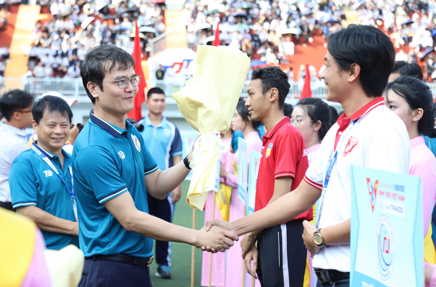 Bí thư thứ nhất Trung ương Đoàn tặng hoa động viên các đội bóng góp mặt tại giải đấu.