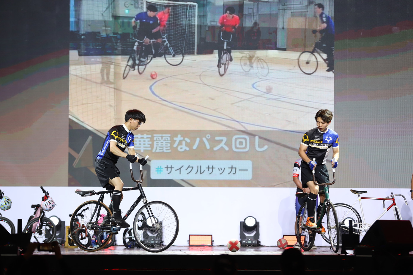 Các thành viên đội tuyển bóng đá xe đạp (cycle ball) Nhật Bản đã mang đến những giây phút thú vị với màn đi xe đạp hết sức lắt léo, chuyên nghiệp cùng khả năng vừa đạp xe vừa đá bóng.