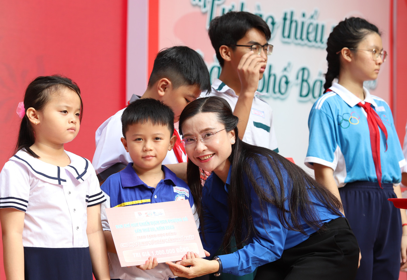 Bí thư Trung ương Đoàn, Chủ tịch Hội đồng Đội Trung ương Nguyễn Phạm Duy Trang tặng học bổng cho các em học sinh có hoàn cảnh khó khăn. Bí thư Trung ương Đoàn, Chủ tịch Hội đồng Đội Trung ương Nguyễn Phạm Duy Trang tặng học bổng cho các em học sinh có hoàn cảnh khó khăn.