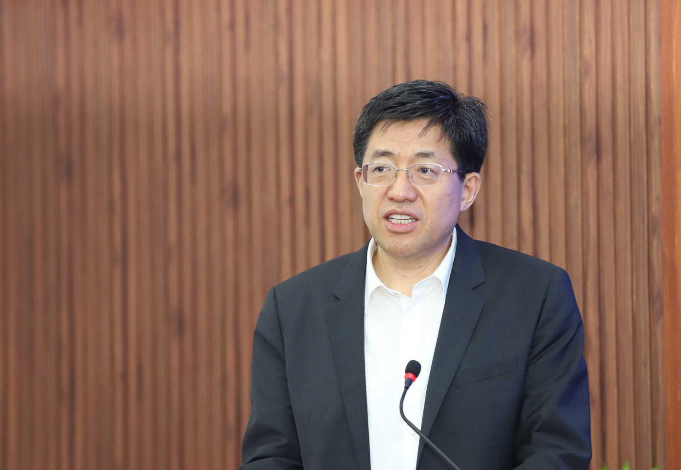 Anh A Đông trao đổi mở đầu buổi hội thảo.