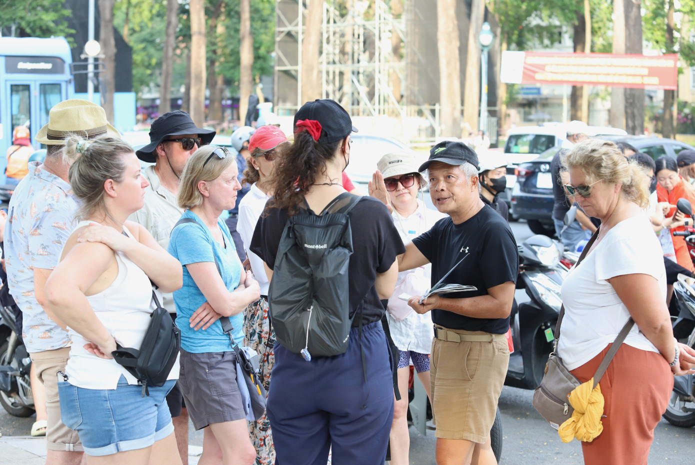 Du khách, bạn bè quốc tế cũng hòa trong không khí rộn ràng đón chào đại lễ 30/4 của dân tộc Việt Nam.