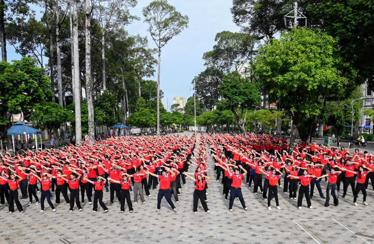 Hàng nghìn học sinh, thiếu nhi thành phố tham gia đồng diễn chào mừng 20 mùa chiến dịch Hoa phượng đỏ tại Công viên Văn Lang (quận 5). Ảnh: Quốc Thanh Hàng nghìn học sinh, thiếu nhi thành phố tham gia đồng diễn chào mừng 20 mùa chiến dịch Hoa phượng đỏ tại Công viên Văn Lang (quận 5). Ảnh: Quốc Thanh
