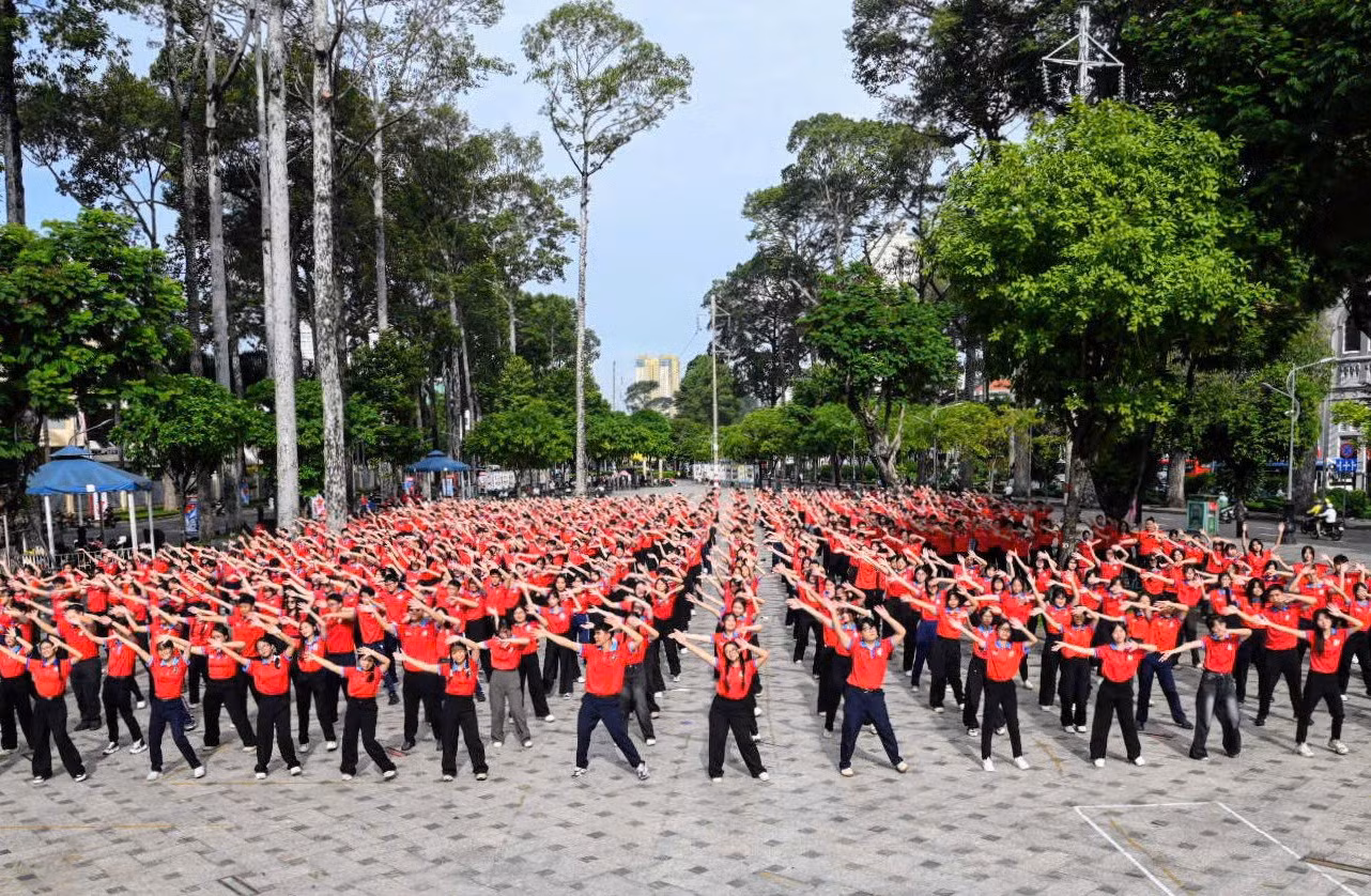 Hàng nghìn học sinh, thiếu nhi thành phố tham gia đồng diễn chào mừng 20 mùa chiến dịch Hoa phượng đỏ tại Công viên Văn Lang (quận 5). Ảnh: Quốc Thanh