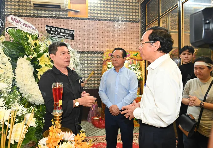 Các lãnh đạo TPHCM thăm hỏi, động viên gia đình người qua đời trong vụ cháy. Ảnh: Việt Dũng