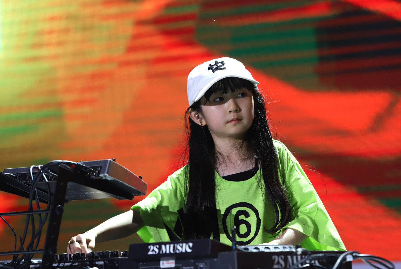 Dù mới 8 tuổi, cô bé tỏ ra chuyên nghiệp với những thao tác kỹ thuật cũng như tương tác với khán giả trong bầu không khí âm nhạc cuồng nhiệt.