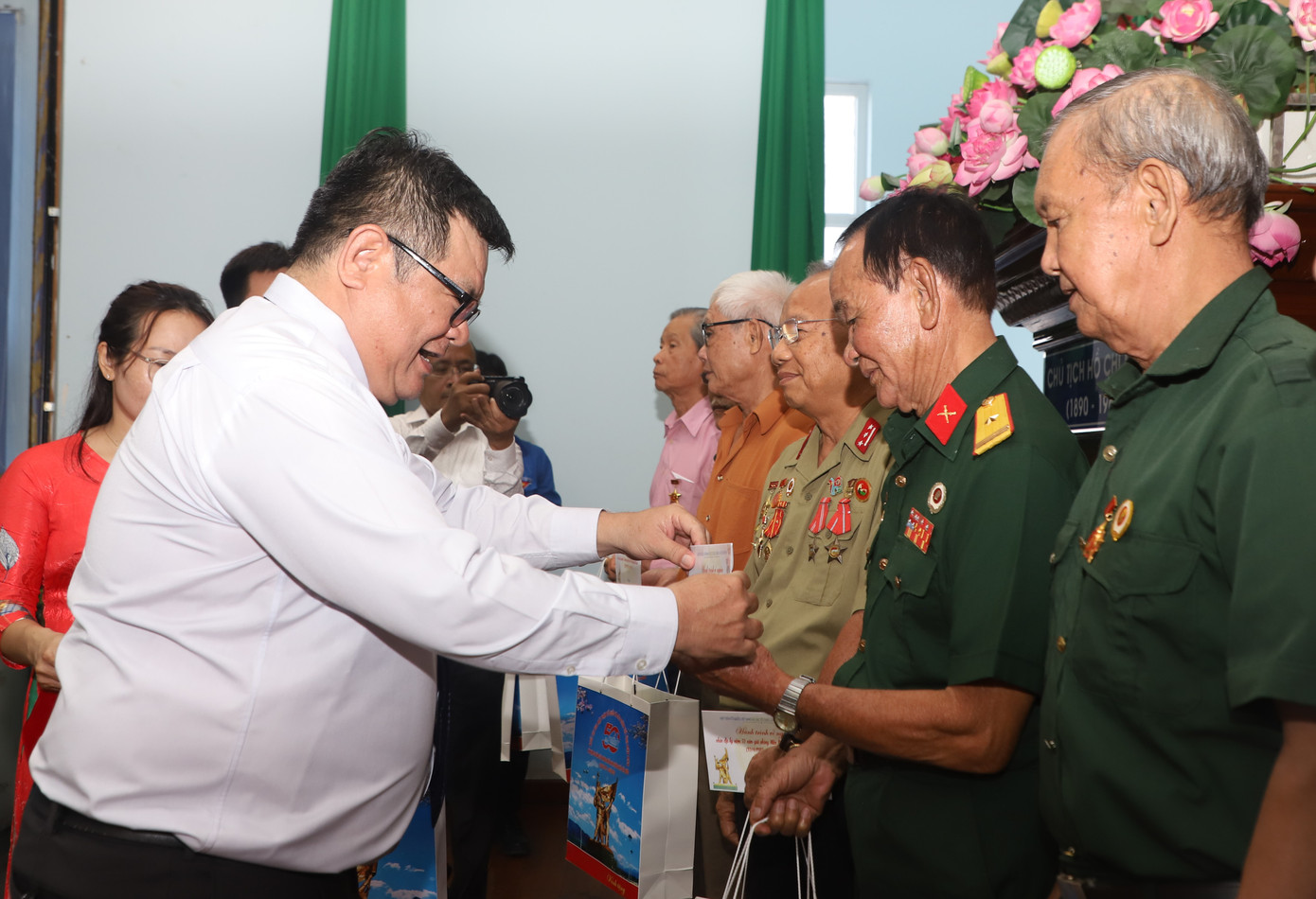 Lãnh đạo MTTQ TPHCM tri ân những người đã cống hiến máu xương cho Tổ quốc. Lãnh đạo MTTQ TPHCM tri ân những người đã cống hiến máu xương cho Tổ quốc.