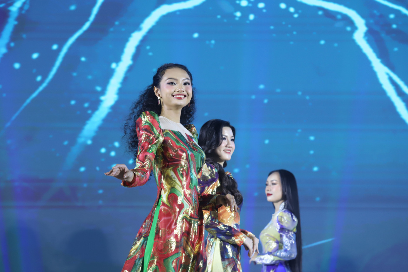 Nữ sinh khoe nét đẹp nền nã, duyên dáng trong tà áo dài truyền thống.